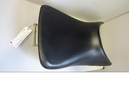 Höger sida på Sadel från en Honda ST 1300 -2002 motorcykel.