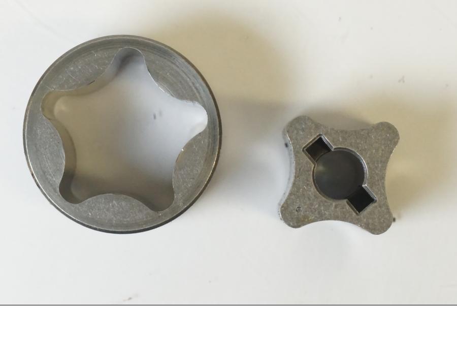 Snett nerifrån på Oljepump från en KTM 1190 Adventure -2015 motorcykel.