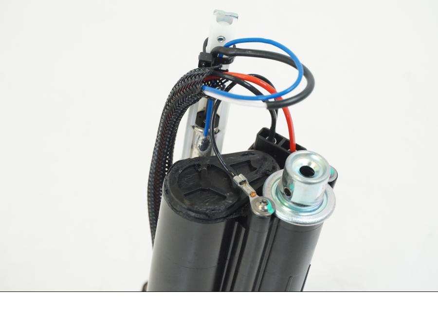 Extrabild2 på Bensinpump insprut från en Ducati Streetfighter V4 -2020 motorcykel.