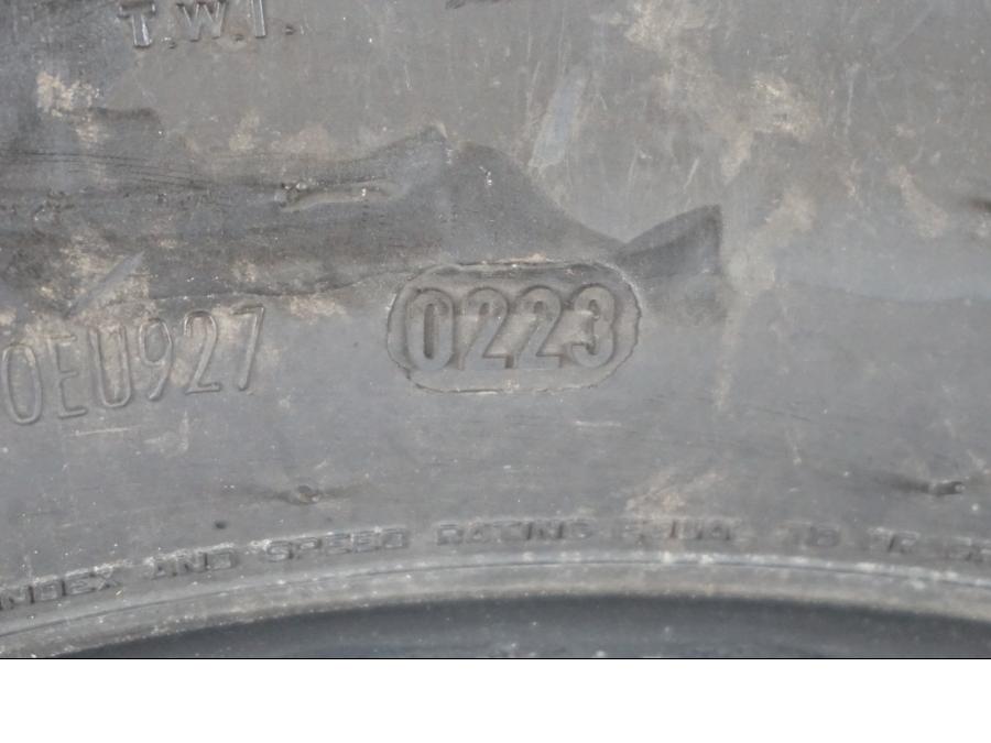 Vänster sida på <p>Begagnad däck av märket Pirelli och modell Night Dragon GT.</p>

<p>Dimension 180/65-16. </p>

<p>Mönsterdjup ca.80%</p>

<p>Tillv. 02/2023.</p> moped.