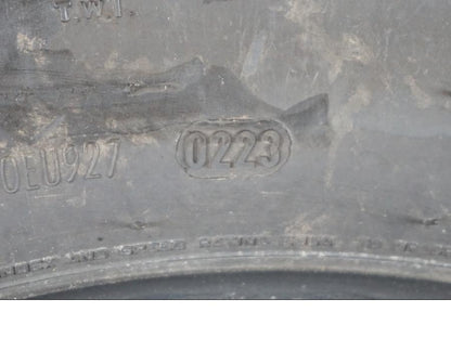 Vänster sida på <p>Begagnad däck av märket Pirelli och modell Night Dragon GT.</p>

<p>Dimension 180/65-16. </p>

<p>Mönsterdjup ca.80%</p>

<p>Tillv. 02/2023.</p> moped.