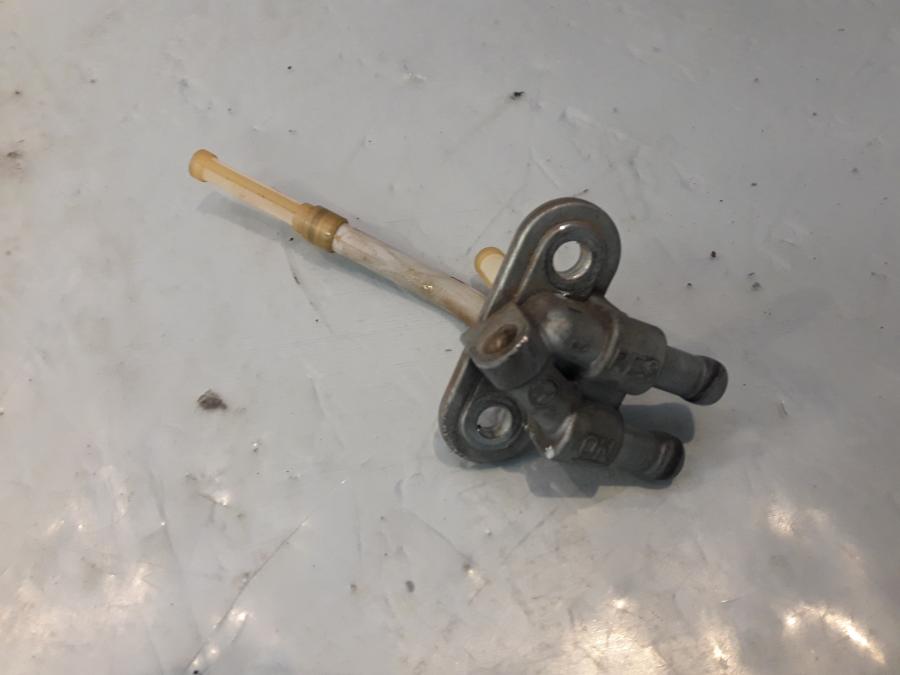 Framsidan på Bensintanksanslutning från en Suzuki VZ 800 -1999 motorcykel.