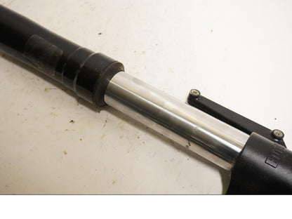 Höger sida på Gaffelben från en Buell XB 12 -2009 motorcykel.