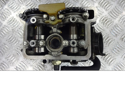 Snett uppifrån på Topplock från en KTM 125 Duke -2013 motorcykel.