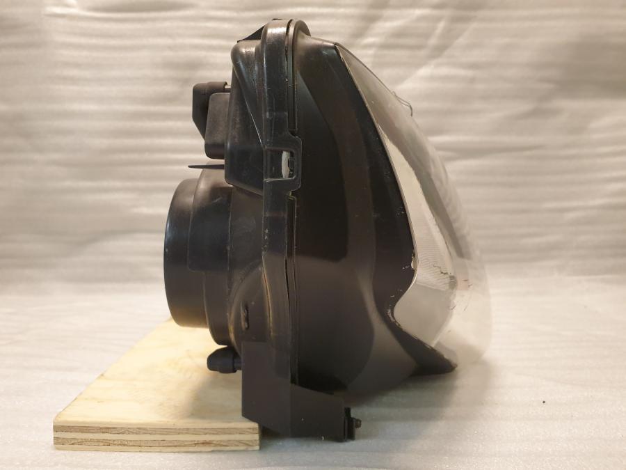 Höger sida på Strålkastare från en Honda CBR 125 R -2004 motorcykel.