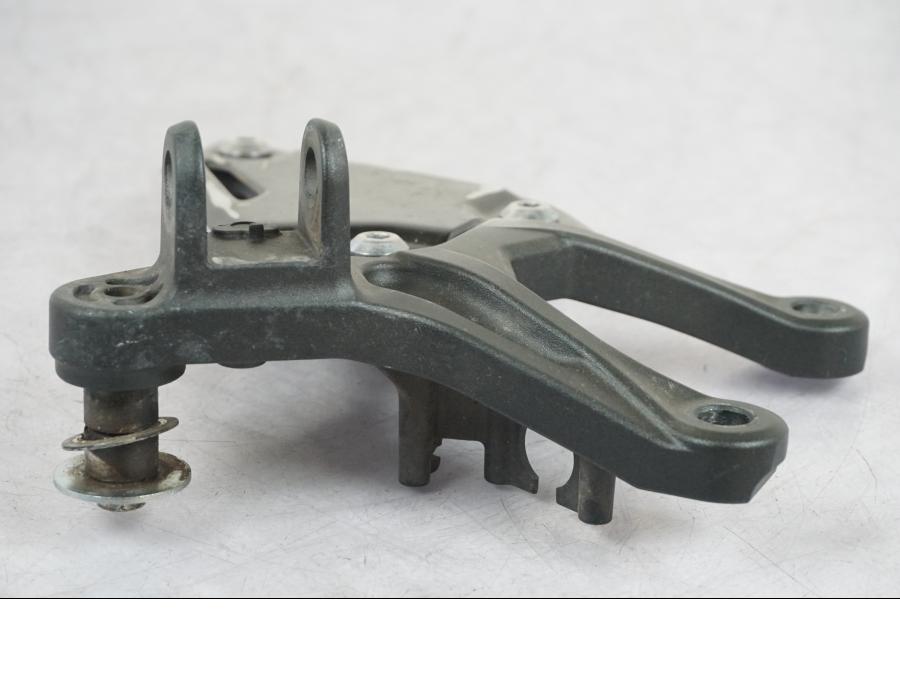 Höger sida på Fotpinnefäste från en Kawasaki Z 900 -2019 motorcykel.