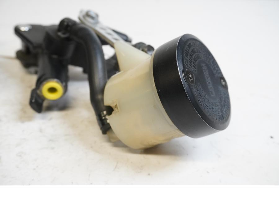 Baksidan på Bromshuvudcylinder från en Honda CBR 900 RR -1999 motorcykel.