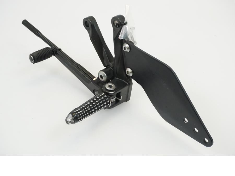 Baksidan på Fotpinnefäste från en Kawasaki ZX-10R -2008 motorcykel.