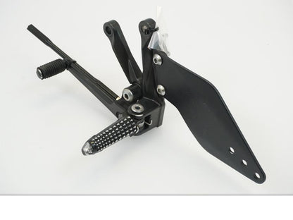 Baksidan på Fotpinnefäste från en Kawasaki ZX-10R -2008 motorcykel.