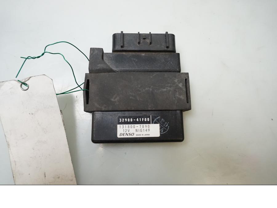 Framsidan på CDI / ECU från en Suzuki VL 800 -2003 motorcykel.