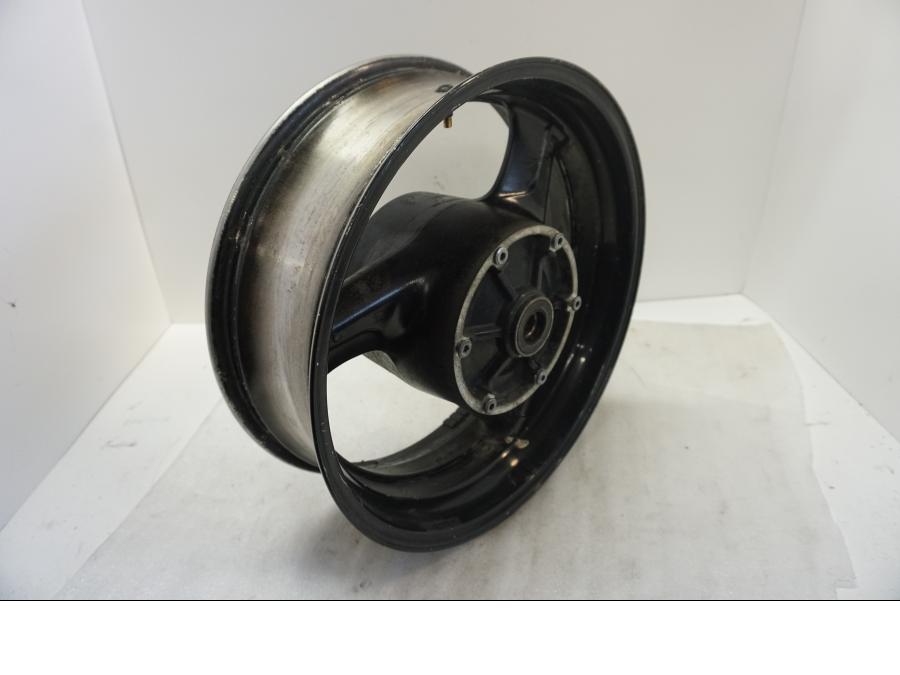 Baksidan på Fälg från en Honda CBR 1100 XX -1998 motorcykel.