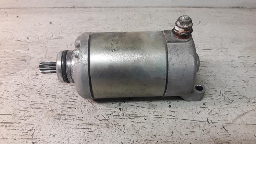 Framsidan på Startmotor från en Honda CBR 1000 RR -2004 motorcykel.