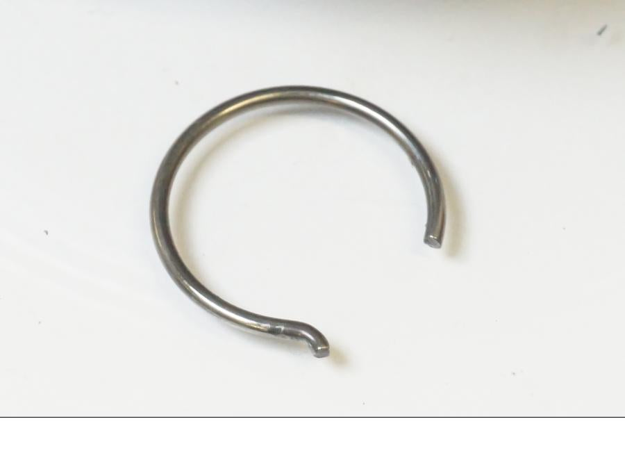 Baksidan på Kolv från en KTM 1190 Adventure -2015 motorcykel.