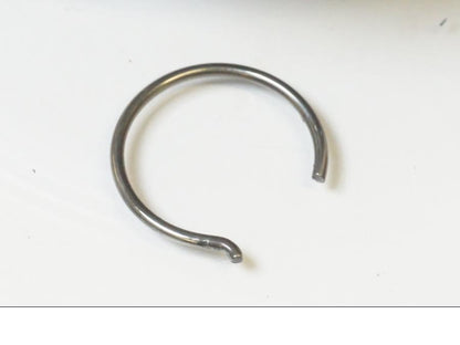 Baksidan på Kolv från en KTM 1190 Adventure -2015 motorcykel.