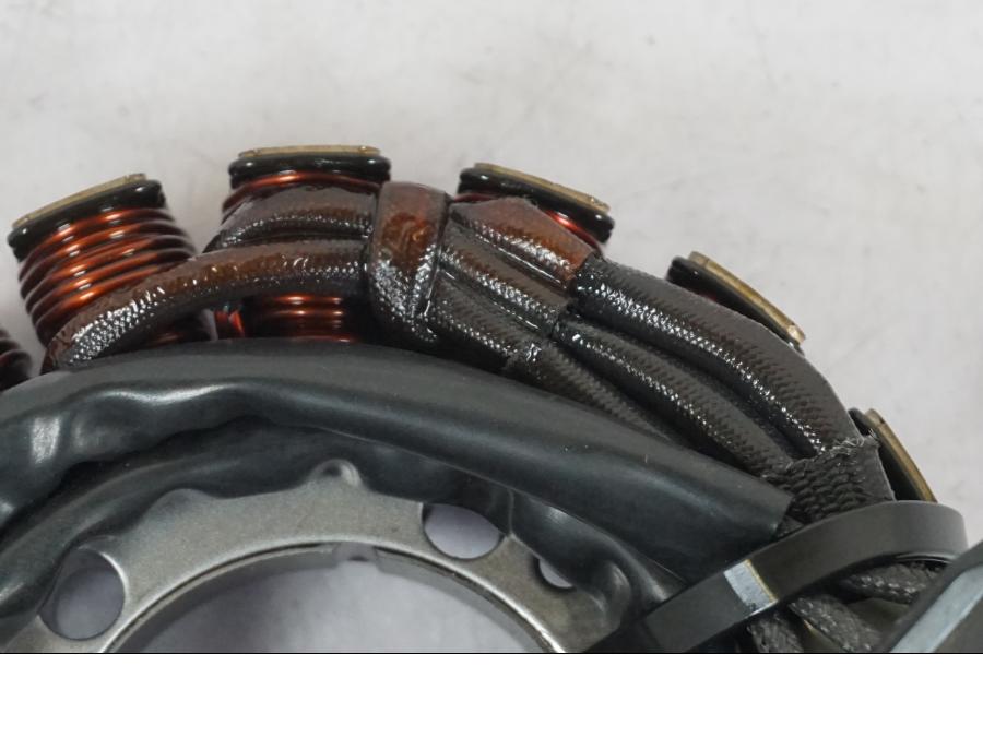 Vänster sida på Generator från en Kawasaki Z 900 -2019 motorcykel.