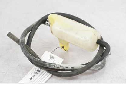 Framsidan på Vattenexpansionskärl från en Suzuki VZ 800 -2000 motorcykel.