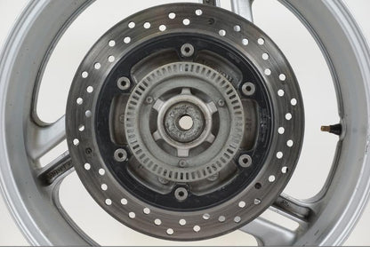 Snett nerifrån på Hjulpaket från en Honda NT 700 -2008 motorcykel.