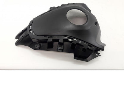 Baksidan på Bensintankskåpa från en Yamaha MT-07 Tracer -2020 motorcykel.