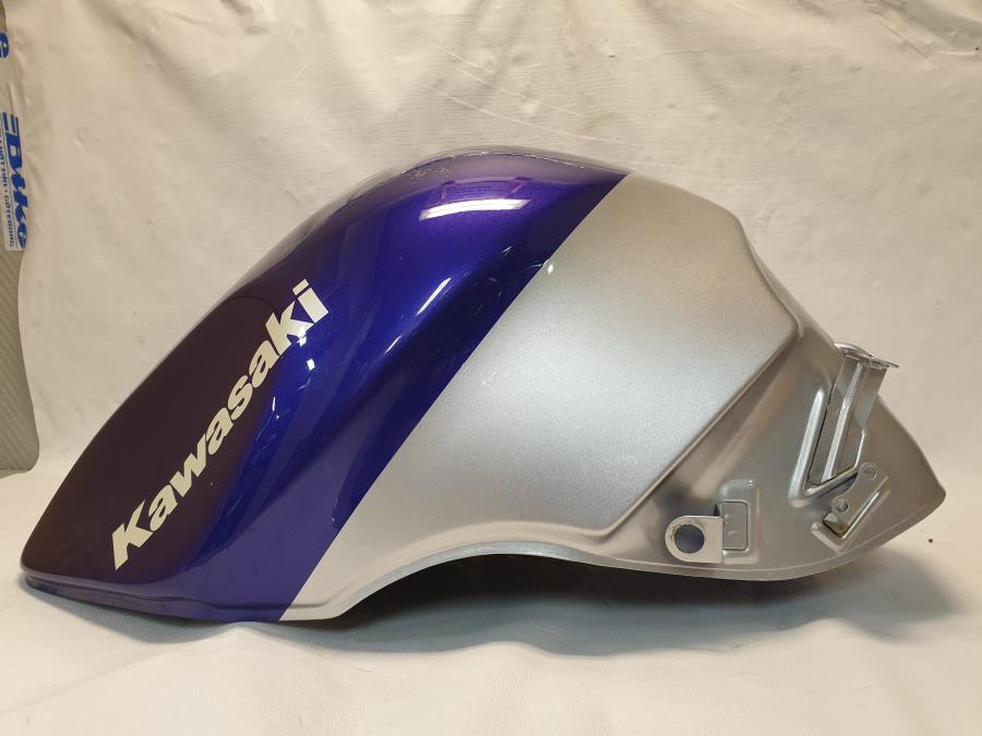 Vänster sida på Bensintank från en Kawasaki ZZR 600 -1998 motorcykel.