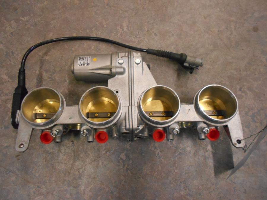 Framsidan på Spjällhus från en BMW S 1000 RR -2015 motorcykel.