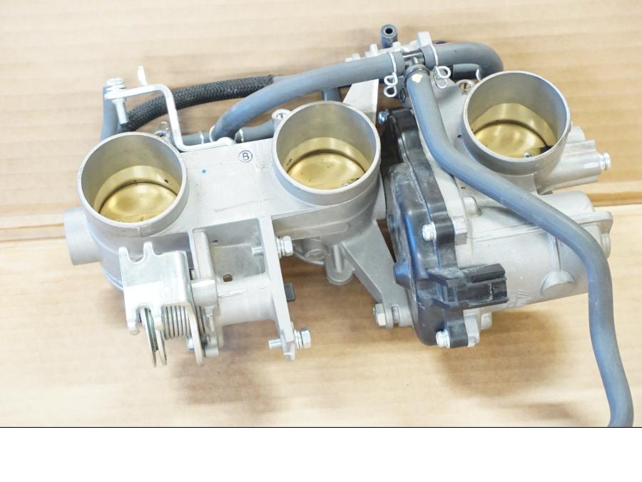 Framsidan på Spjällhus från en Yamaha MT-09 Tracer -2019 motorcykel.