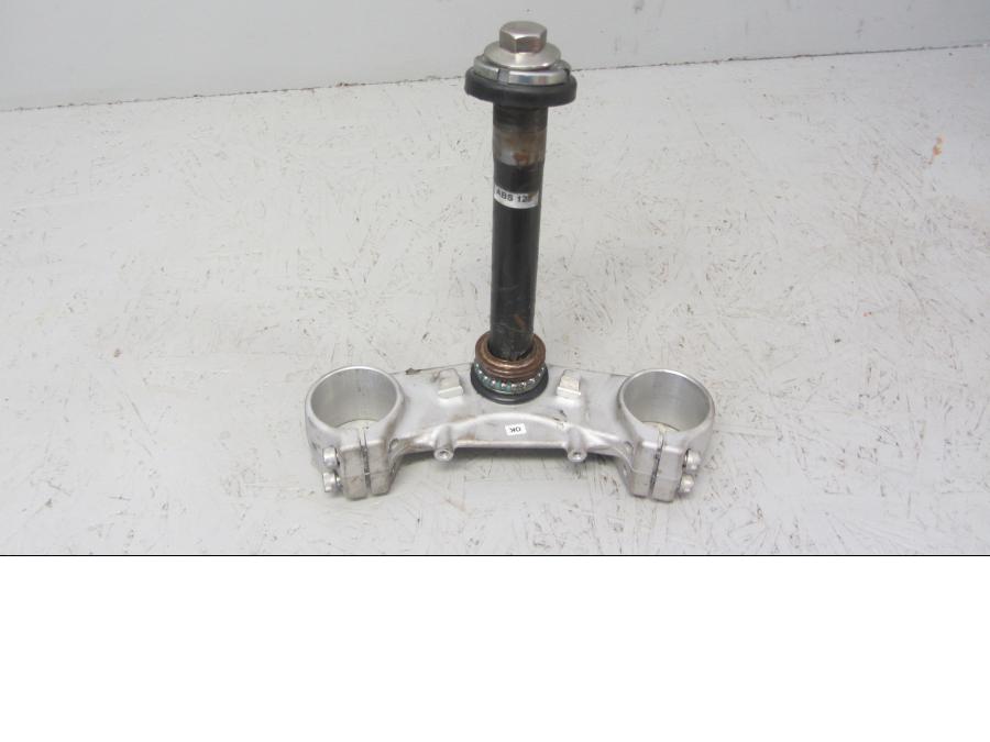 Baksidan på Gaffelkrona från en KTM 125 Duke -2014 motorcykel.