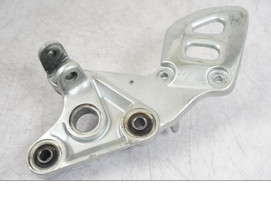 Vänster sida på Fotpinnefäste från en Suzuki GSX 1300 RX -1999 motorcykel.