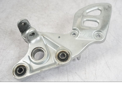 Vänster sida på Fotpinnefäste från en Suzuki GSX 1300 RX -1999 motorcykel.