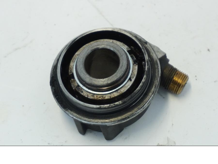 Snett uppifrån på Hastighetsdrivning från en Yamaha XV 535 -1995 motorcykel.