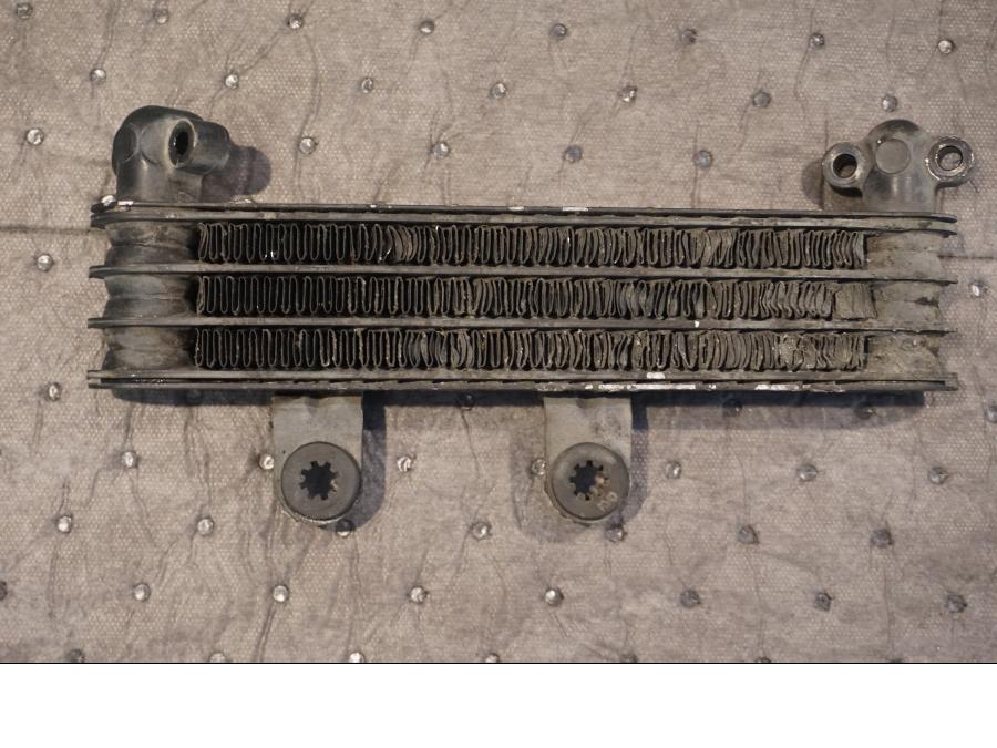 Baksidan på Oljekyl från en Honda XRV 750 -1995 motorcykel.