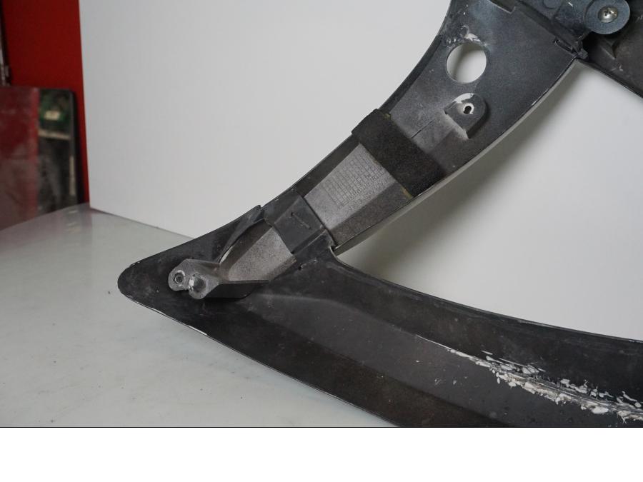 Snett nerifrån på Sidkåpa från en Suzuki GSX-R 750 -2010 motorcykel.