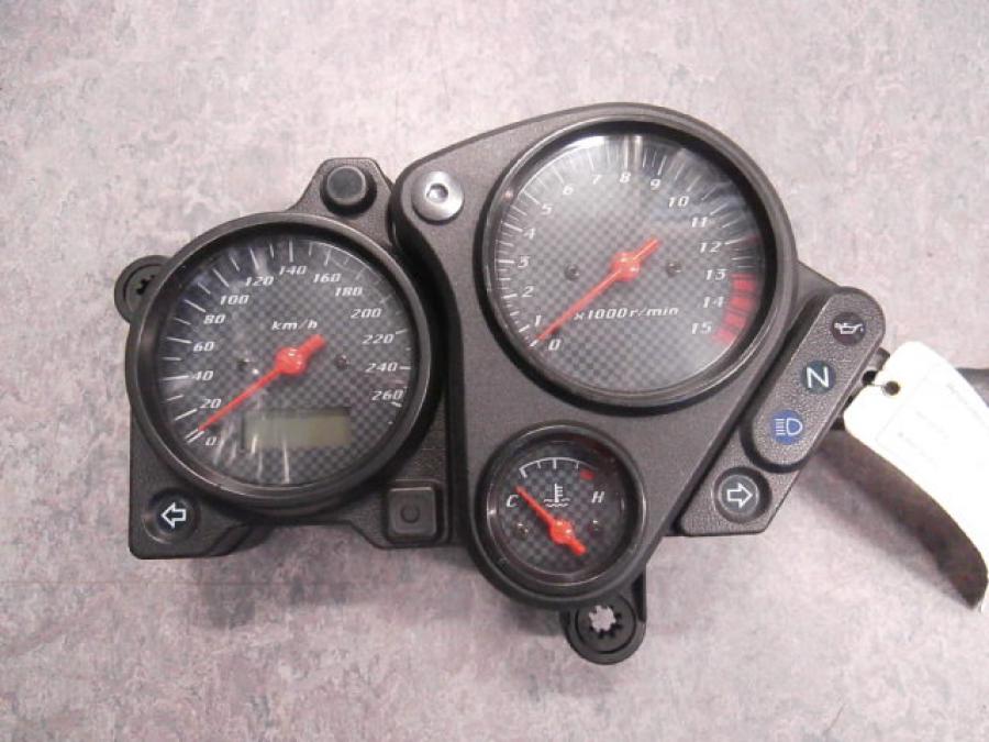 Framsidan på Instrumentpanel från en Honda CB 600 Hornet -2002 motorcykel.