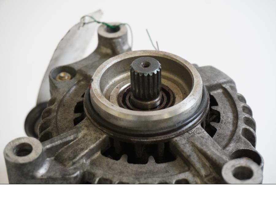 Baksidan på Generator från en Suzuki GSX-R 750 -1992 motorcykel.