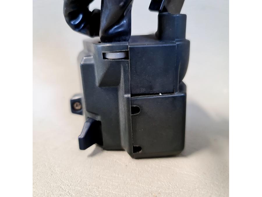 Snett uppifrån på Styrelreglage från en Kawasaki Zephyr 750 -1991 motorcykel.