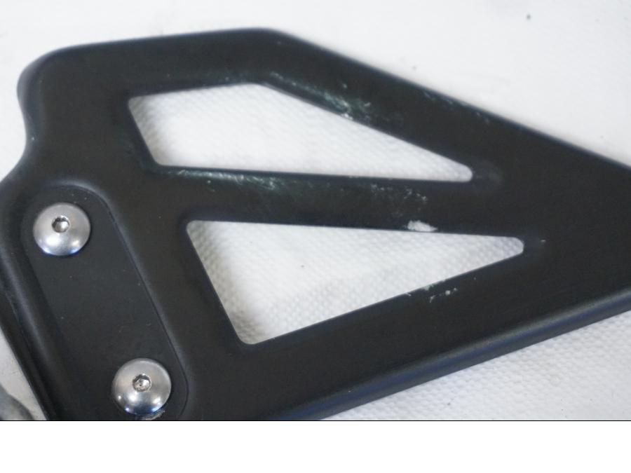 Baksidan på Fotpinnefäste från en Suzuki GSX-R 750 -2001 motorcykel.