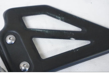 Baksidan på Fotpinnefäste från en Suzuki GSX-R 750 -2001 motorcykel.