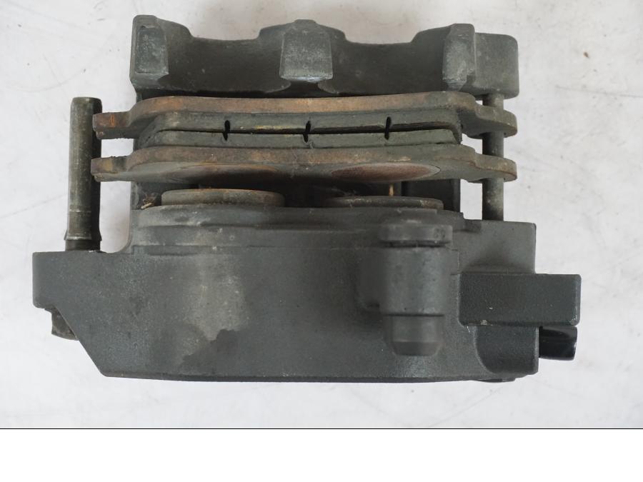 Snett nerifrån på Bromsok från en Honda NT 650 V -2002 motorcykel.