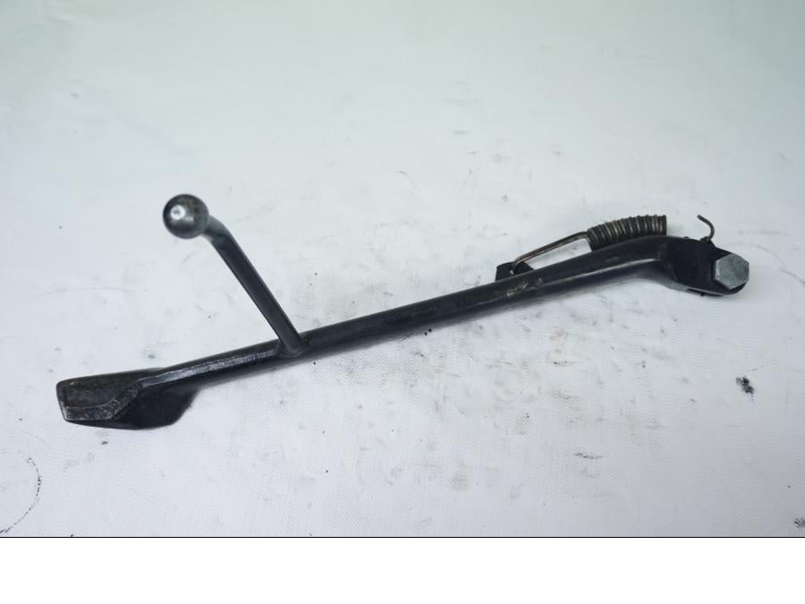 Framsidan på Sidostöd från en Triumph Bonneville -2001 motorcykel.