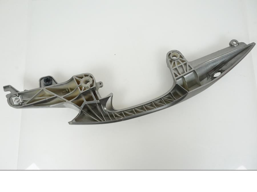 Vänster sida på Passagerarhandtag från en Honda NT 700 -2008 motorcykel.