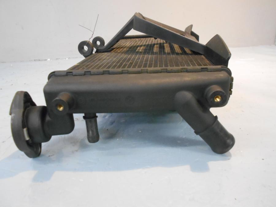 Höger sida på Vattenkyl från en BMW R 1200 RS -2016 motorcykel.