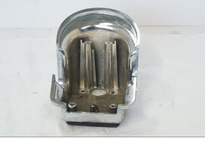 Snett uppifrån på Blinkersfästekromkåpa från en Kawasaki VN 1500 -1996 motorcykel.