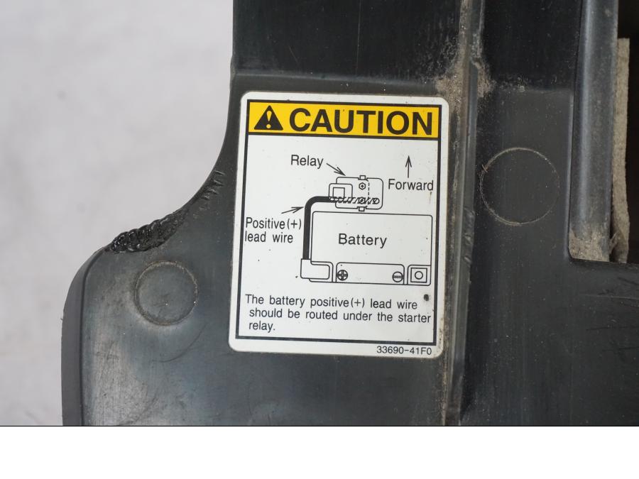 Vänster sida på Batterihållare från en Suzuki VL 800 -2002 motorcykel.