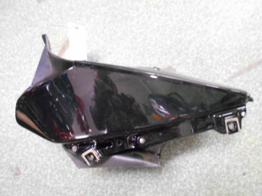 Framsidan på Luftrör från en Aprilia RSV 1000 -2003 motorcykel.