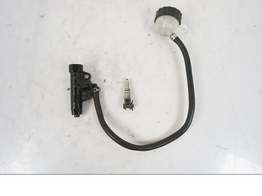 Framsidan på Bromshuvudcylinder från en KTM 125 Duke -2017 motorcykel.