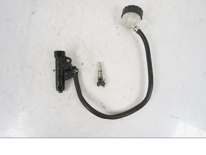 Framsidan på Bromshuvudcylinder från en KTM 125 Duke -2017 motorcykel.