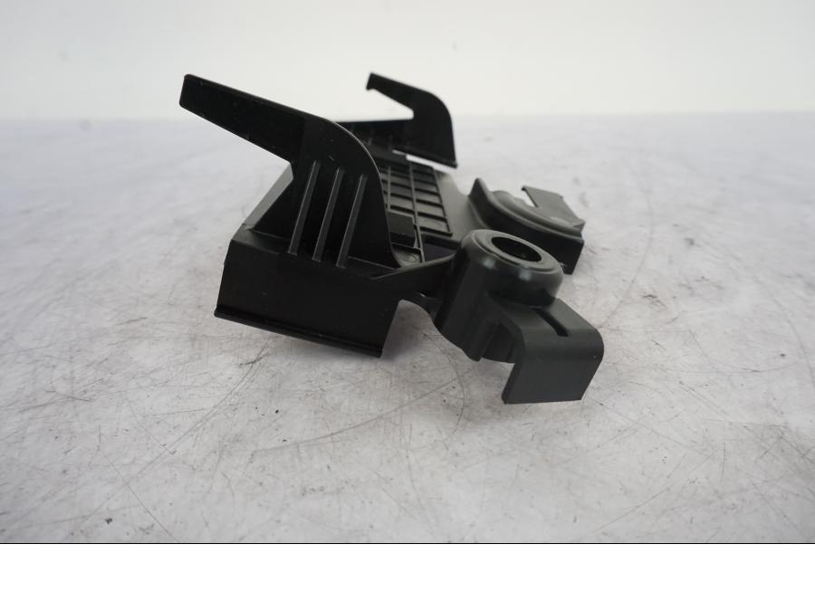 Baksidan på Batterihållare från en KTM 1290 Super Duke R -2023 motorcykel.