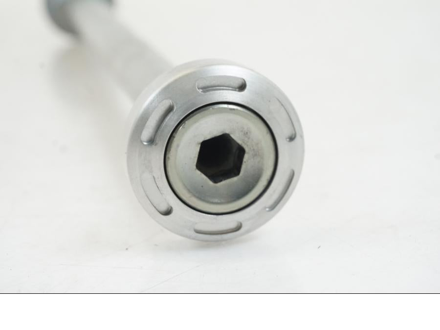 Vänster sida på Axel från en Triumph Speed Triple -2021 motorcykel.