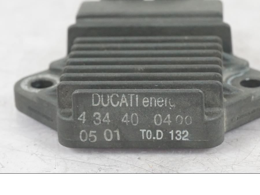 Snett uppifrån på Likriktare från en Honda NT 650 V -2002 motorcykel.