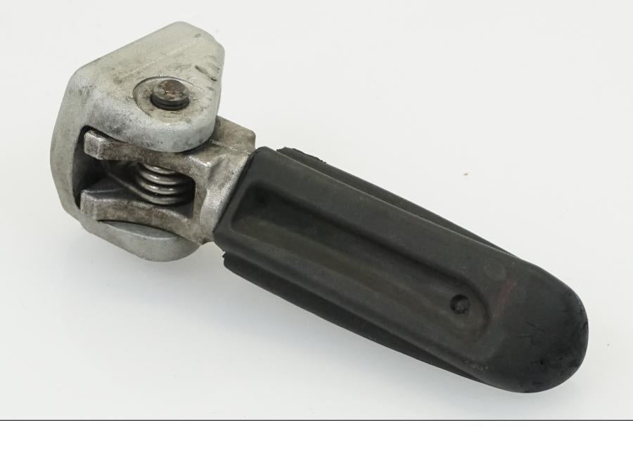 Snett uppifrån på Fotpinne från en KTM 690 Duke -2012 motorcykel.