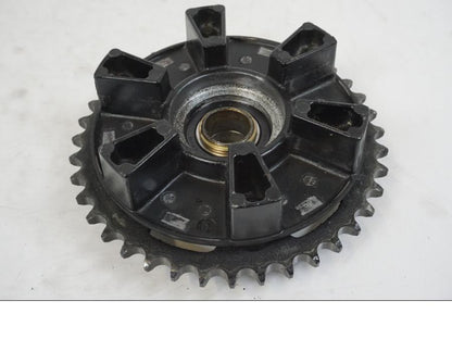 Snett uppifrån på Drevfäste från en Yamaha XJR 1300 -2002 motorcykel.